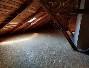 Zateplení stropu bytového domu pomocí foukané izolace